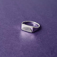 Load image into Gallery viewer, Fan Signet Ring
