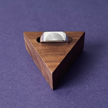 Load image into Gallery viewer, Fan Signet Ring

