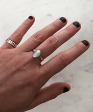 Load image into Gallery viewer, Mother of Pearl Ring
